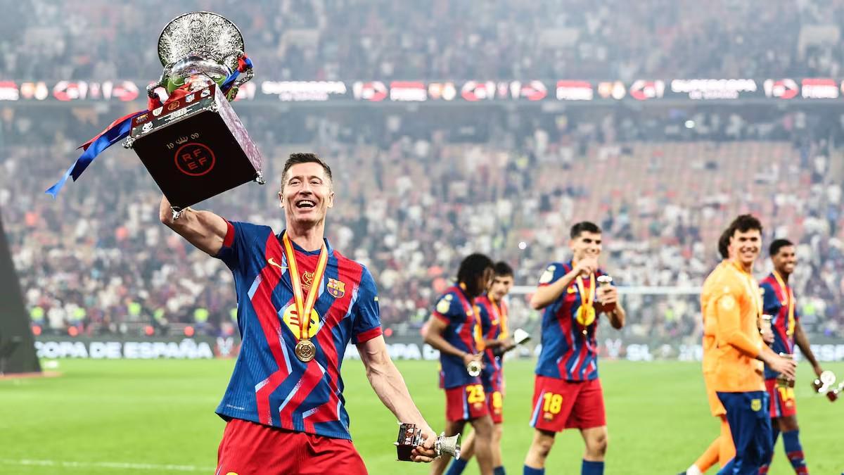 B体育官方网站-阿斯：巴萨尚未就莱万的未来做出决定，但不排除与其续约
