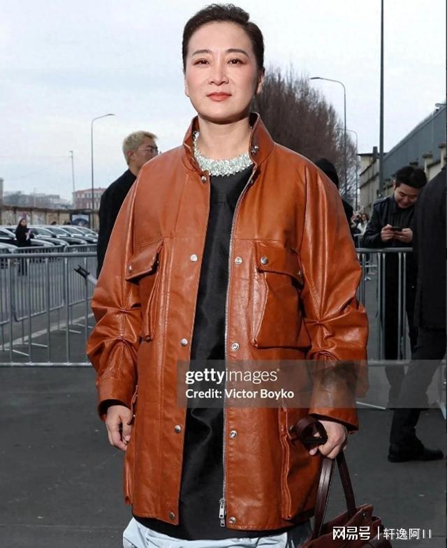 B体育app下载-贾玲巴黎周“一脸男相”！不爱笑也没梨涡眼神犀利，梳大背头好酷